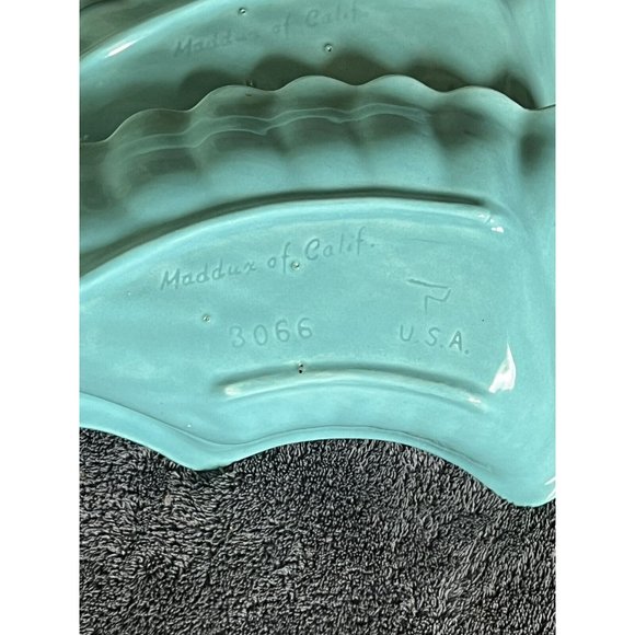 Set of 2 Vintage Maddux of California Pottery Blue Leaf Shaped Dishes 3066 10" - Picture 6 of 6